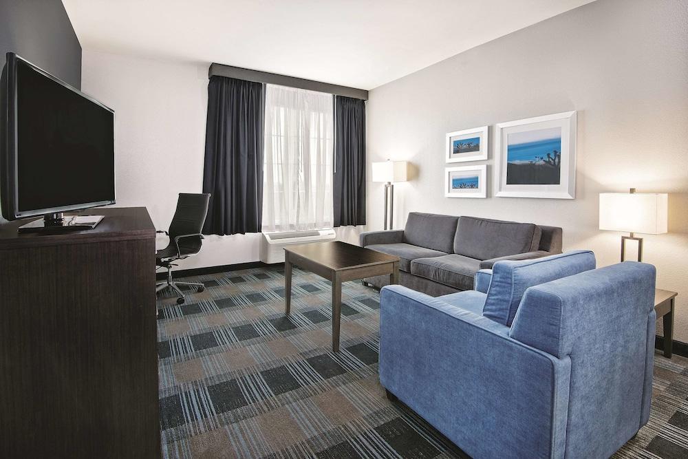 מלון La Quinta By Wyndham Victoria - South מראה חיצוני תמונה