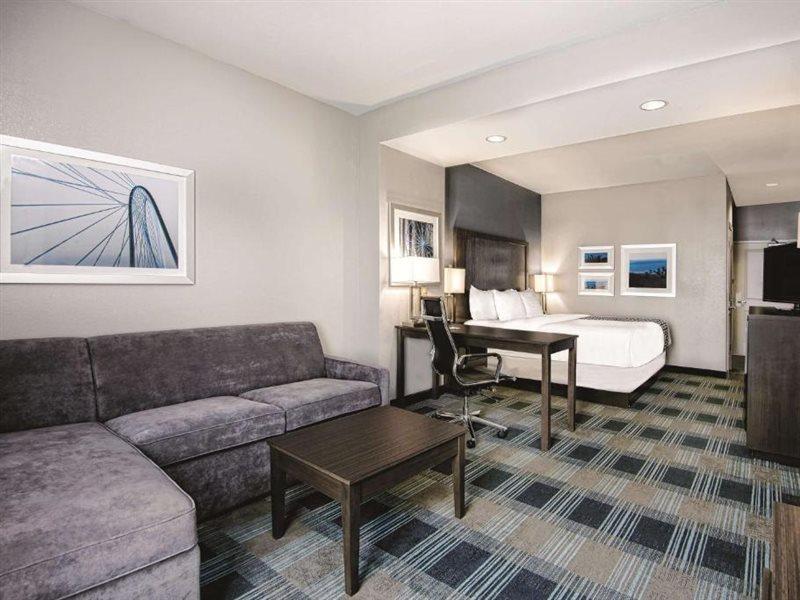 מלון La Quinta By Wyndham Victoria - South מראה חיצוני תמונה