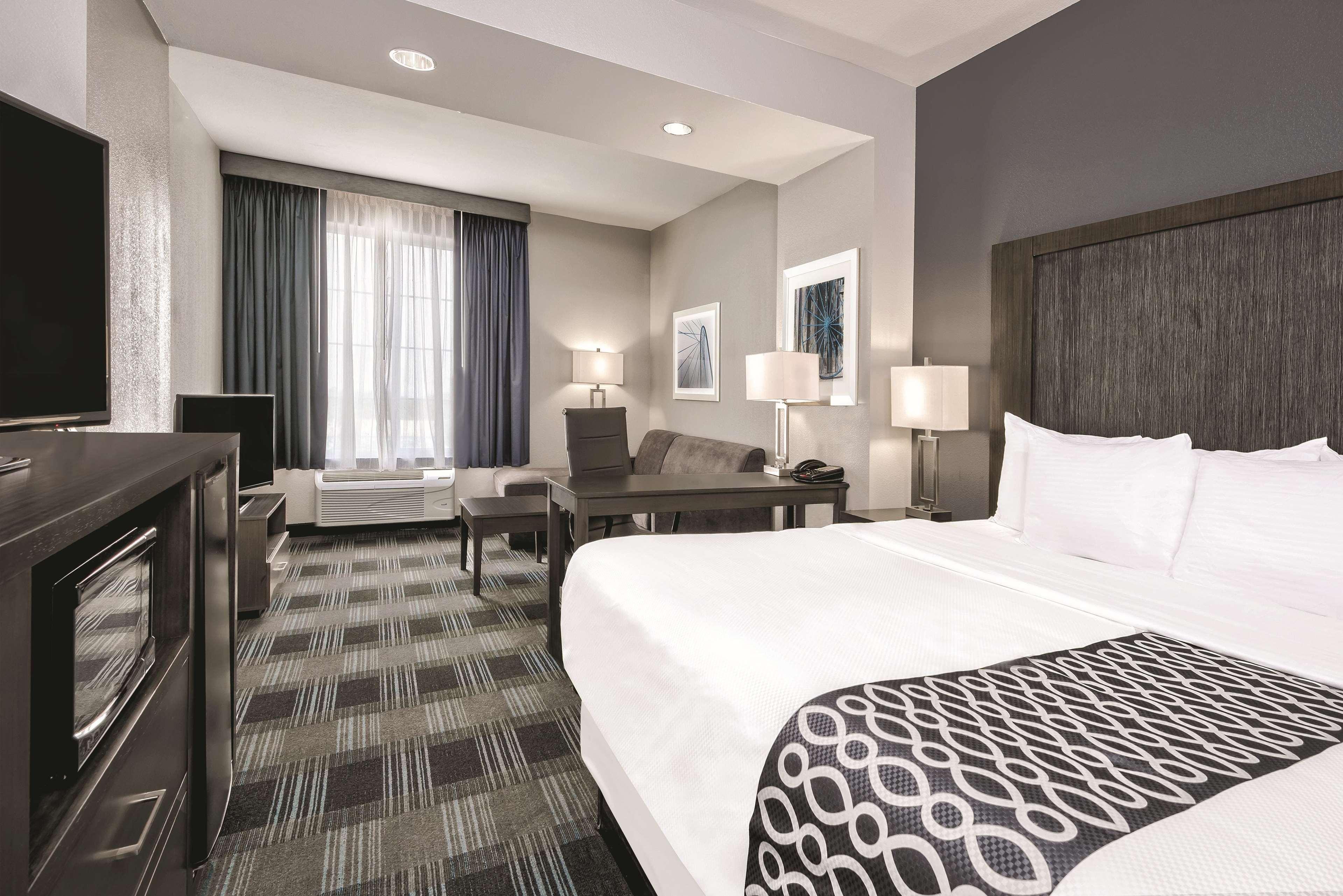 מלון La Quinta By Wyndham Victoria - South מראה חיצוני תמונה